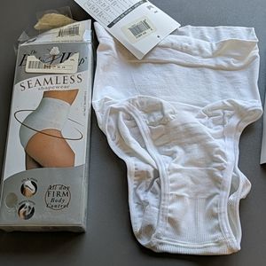NWT The Body Wrap Seamless Panty Size Small
